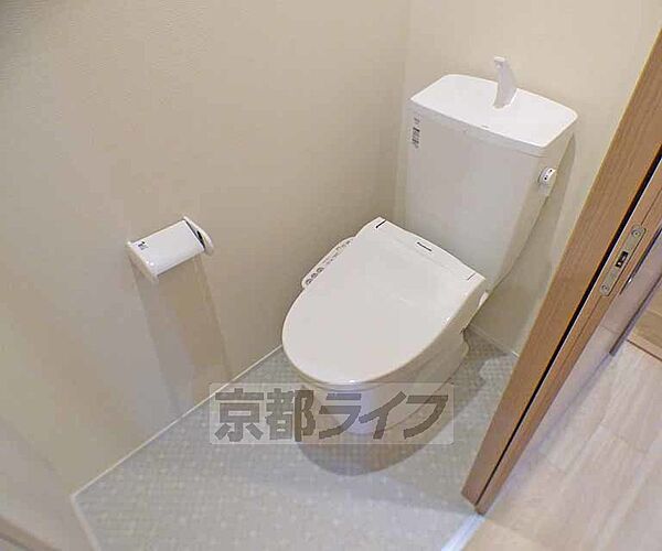 画像8:洗浄機能付きのトイレです。窓もあり明るいです。