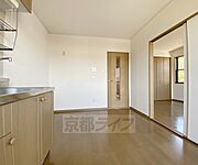 別方向から見たダイニングキッチンです。