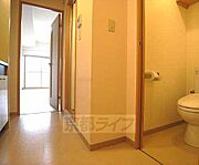 トイレとその向こうにお部屋。