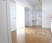 玄関から見た部屋です