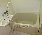 ゆったり入れそうな浴槽です