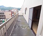大きな広いバルコニです