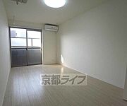 お部屋8帖あります
