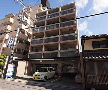 外観：商店街近くのマンションです。