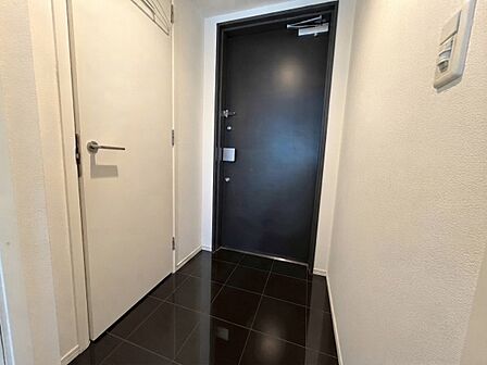 豊富な収納力を誇る「SIC」完備の玄関。AIで家具を消しています。現地とは一部異なる場合がございます。