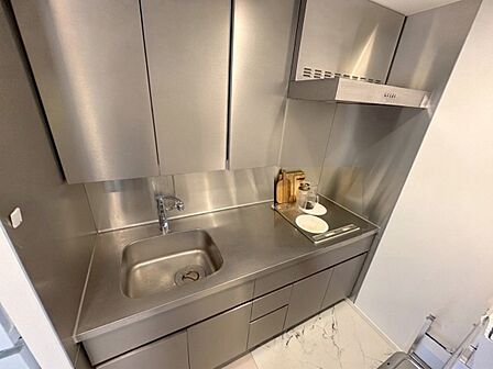 HIコンロ採用のキッチン動線が良く、お部屋がすっきり見える壁付け仕様です。AIで家具を消しています。