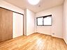 洋室：クローゼット完備なのでお部屋に余計な収納家具を置く必要がなく、スペースを有効活用できます。家具配置が楽しめるフラットな洋室。