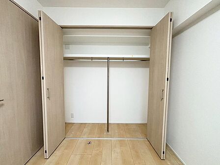ハンガーパイプと天袋収納が分かれているので、季節物の衣類の整理にもとても便利です。 奥行もありますので、カラーボックスなど併せて使っていただくと、更に収納力もアップです。