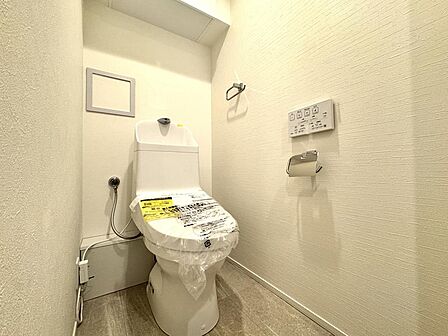 トイレ新規交換しております。快適性・衛生性向上など多くの利点のあるウォシュレット便座付き。節水型トイレなので環境にやさしく経済的です。