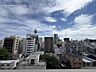 バルコニー：都市機能の利便性と豊かな緑に恵まれた生活環境です。