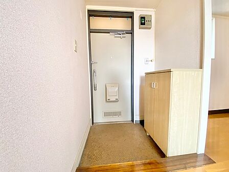 シューズボックスがありますので、履物の収納場所には困らず玄関周りもスッキリと片付きますね！