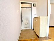 シューズボックスがありますので、履物の収納場所には困らず玄関周りもスッキリと片付きますね！