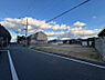 その他：前面道路は広々しているため、ゆとりをもってお車の出し入れが可能です。