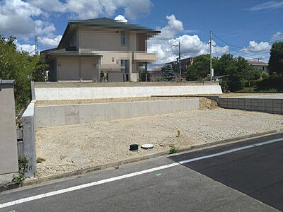外観：南西側道路で陽当り良好！豊かな自然に包まれた落ち着きある住宅街に立地。