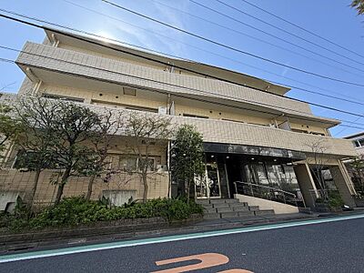 外観：新築時：大和ハウス工業分譲。目黒区碑文谷の閑静な住宅地に位置する2002年2月築の低層マンションです。