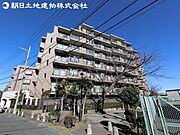 その豊かな環境にふさわしい空間には、通風・採光にも優れ、心地よい光と風が溢れます。