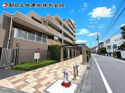 ペットと暮らせるマンションだから、朝夕のお散歩も気軽に。芦花公園も近く、四季を感じる毎日を過ごせます。