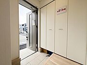 スタイリッシュでモダンな玄関アプローチが、お客様をお出迎えしてくれます。