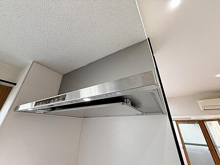 煙や湯気、臭いの吸い込み効果を高める整流板付のレンジフード。汚れもさっと取れ、お手入れも容易です