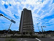 川沿いで、心地よい風を感じられるマンションです。