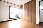 南側洋室は暖かい日差しが入ります。