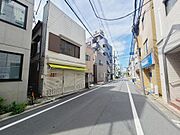 前面道路含む現地写真。6.1ｍ公道に面し、開放感良好です。