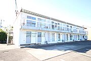 前面駐車場で日当たり良好です