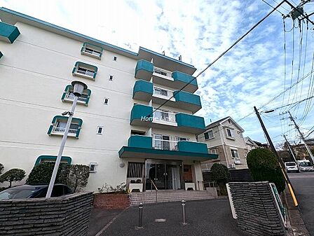【外観】横浜市中区本牧緑ケ丘にあるJR京浜東北線「山手」駅徒歩10分の立地。2023年4〜7月に大規模修繕工事済みです。1階のお部屋で60.50平米、3LDK。