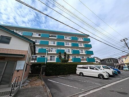 【駐車場】マンションは駐車場専用使用権付き（600円/月）です。エントランスには留守でも荷物が受け取れる、宅配ボックスが設置されています。