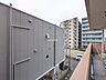 バルコニー：【バルコニーからの眺望】バルコニー向かいは介護施設です。眺望は一部遮られてしまっていますが陽当たりは問題なく、またこちら側に窓がないため外からの視線はきになりません。