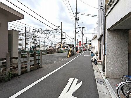 東武東上線「上板橋」駅北口より徒歩わずか2分。線路沿いを直進するだけのフラットで分かりやすいアプローチです。