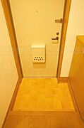 玄関（702号室の反転画像です。※現況優先）