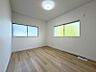 室内：●〇2面採光でお部屋の隅々まで明るい印象の居室。バルコニーにも出られて、おひさまの光と爽やかな風をたっぷりと取り込めます。勉強やテレワーク中の方も簡単に気分転換。毎日の生活も自然と明るくなりそう　〇●