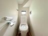 トイレ：【トイレ】ゆとりをもったトイレの広さ、白ベースに清潔感ある空間です。