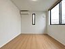 室内：●〇採光、通風が心地よいお部屋です。お子様部屋にも、お父さんの書斎にも、どんな目的でも心地よくお使いいただけるようなデザインになっている為、家族構成の変化にも柔軟に対応できる居室となっております　〇●