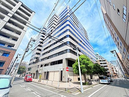 ●〇閑静な住宅地に馴染む落ち着いた色合いの外観。長く愛着を持って住んで頂きたいからこそ飽きのこないシンプルな色目を採用しました。外壁には耐久性・防汚性に優れ、お掃除もしやすいたサイディング材を使用〇●