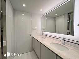 LED電気で明るく照らし、しっかりスキンケア。化粧台と鏡裏にも収納があるためすっきりした洗面スペースに。