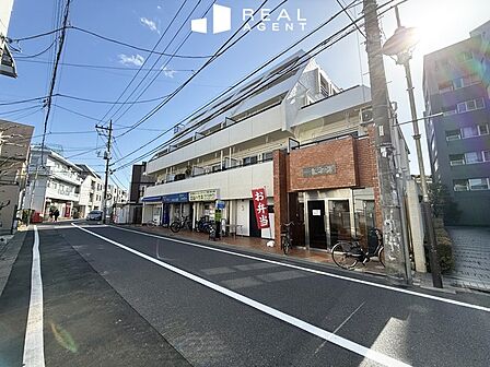 角部屋のため陽当り通風ともに良好!周辺は住宅街につき穏やかな住環境。桜並木の名所、目黒川がお散歩可能なエリア♪緑豊かな公園も周辺に多数。四季折々の美しい景色を愉しむ暮らしが叶います。
