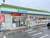 【ファミリーマート　綾瀬小園西店】190ｍ　店前と店横の下段に駐車場が有りとても広いです。