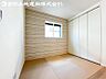 室内：【畳コーナー】リビングの隣にはほっと寛げる畳コーナーをご用意。来客者の宿泊スペースにもいいですね。
