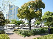 【厚木中央公園】1500ｍ　市役所の前にある公園です。遊具、トイレ、広場、駐車場と豪華な公園です。
