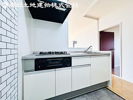 【キッチン】明るく開放感があるキッチンはリビングが見渡せる対面キッチンを採用。いつでもご家族を感じながらお料理できます。