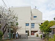 【厚木市立厚木第二小学校】904ｍ　市街地にありながら自然に囲まれた素晴らしい環境の下で、子どもたちは自由に学び、遊べる環境が整っています。