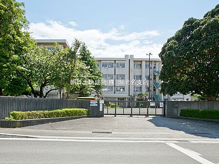 長閑かな田園の中にある小学校です。校庭は広く校庭の周りには桜の木が植えられておりとても環境が良い小学校です。