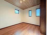 【洋室】二面採光となりますので、お部屋の中が明るいです！