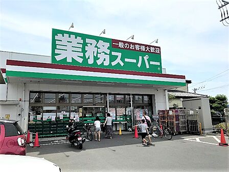 【業務スーパー 海老名中央店】660m 冷凍食品が安いです。スーパーに置いていないような海外のお菓子やアジアンな食材や調味料が手に入ります。