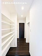 【シューズインクローゼット】靴、アウトドア道具、ゴルフバックなど屋外で使うことの多い物は外のホコリや汚れを極力中に持ち込まなくて済みます。