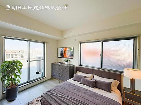 【洋室】木目のフローリングが暖かみのある室内に。明るい寝室で心地のいい朝を迎えられそう。※家具はCG合成の為付属しません。