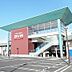 周辺：【フレスポ　綾瀬店】3140ｍ　駐車場は広い平面駐車場と、建物屋上にあります。トイレも完備。エレベーターも広く使いやすいです。