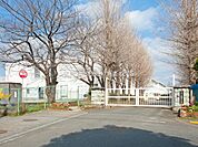 【綾瀬市立綾瀬中学校】220ｍ　教育や部活も力を入れており、生徒の頑張っている声がグランドから聞こえてきます。地域とも連携して良い環境で通えます。